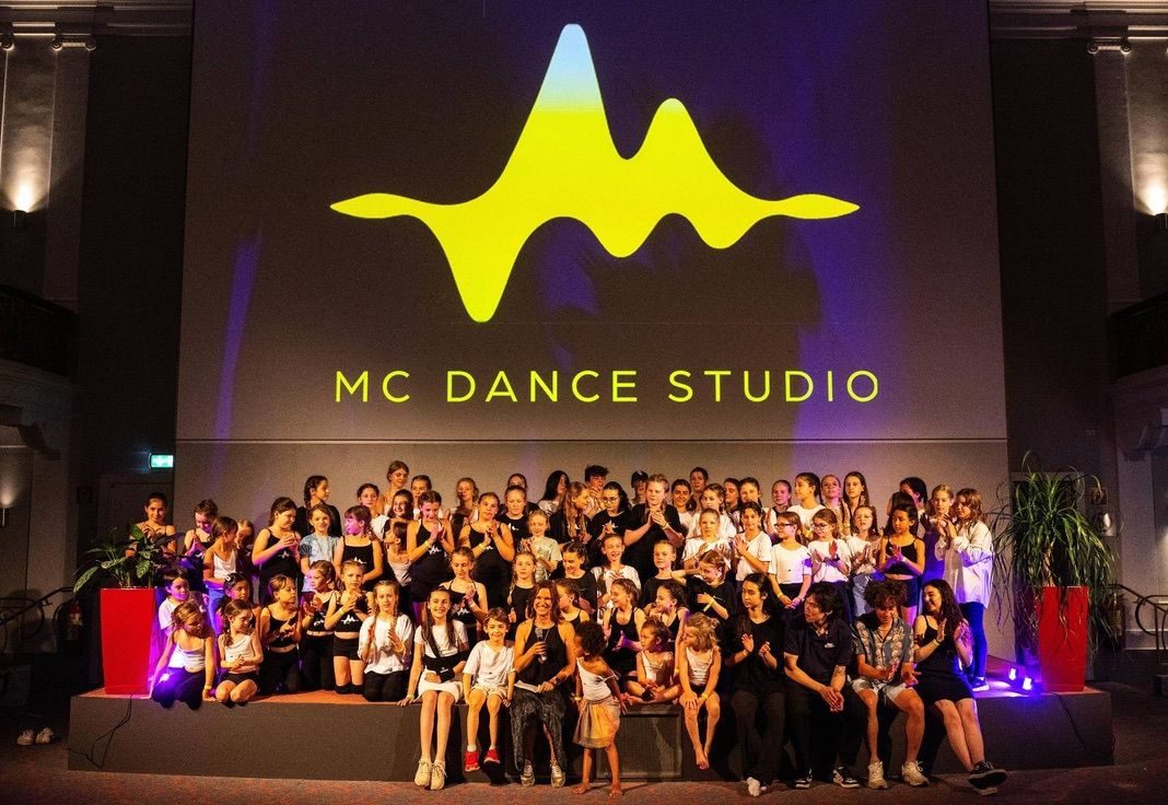 Das ganze Ensemble auf der Bühne unter dem Studio-Logo