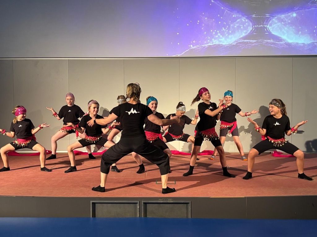 Bühnenformation mit Bandanas und roten Kostümteilen