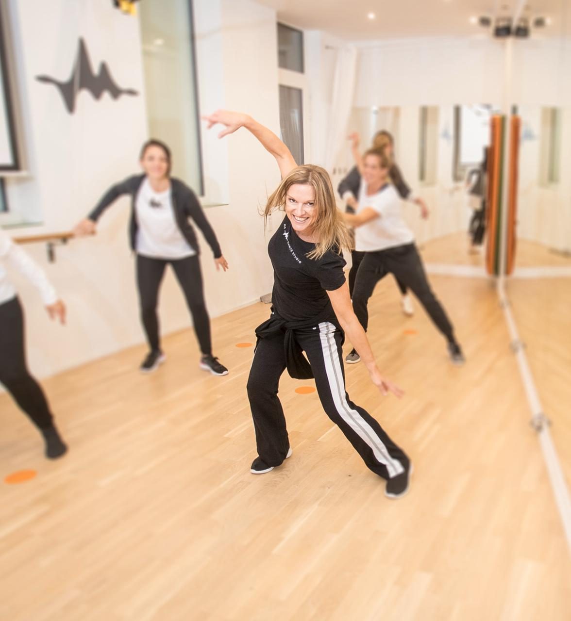 Monica Czech und drei Frauen beim Tanztraining im Studio