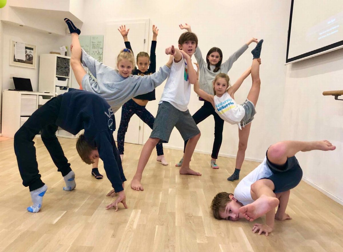 Kinder in Brücken und Handständen im Studio