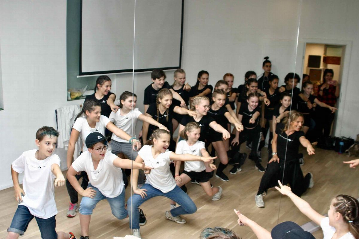 Kindergruppe in einer gemeinsamen Choreographie im Studio