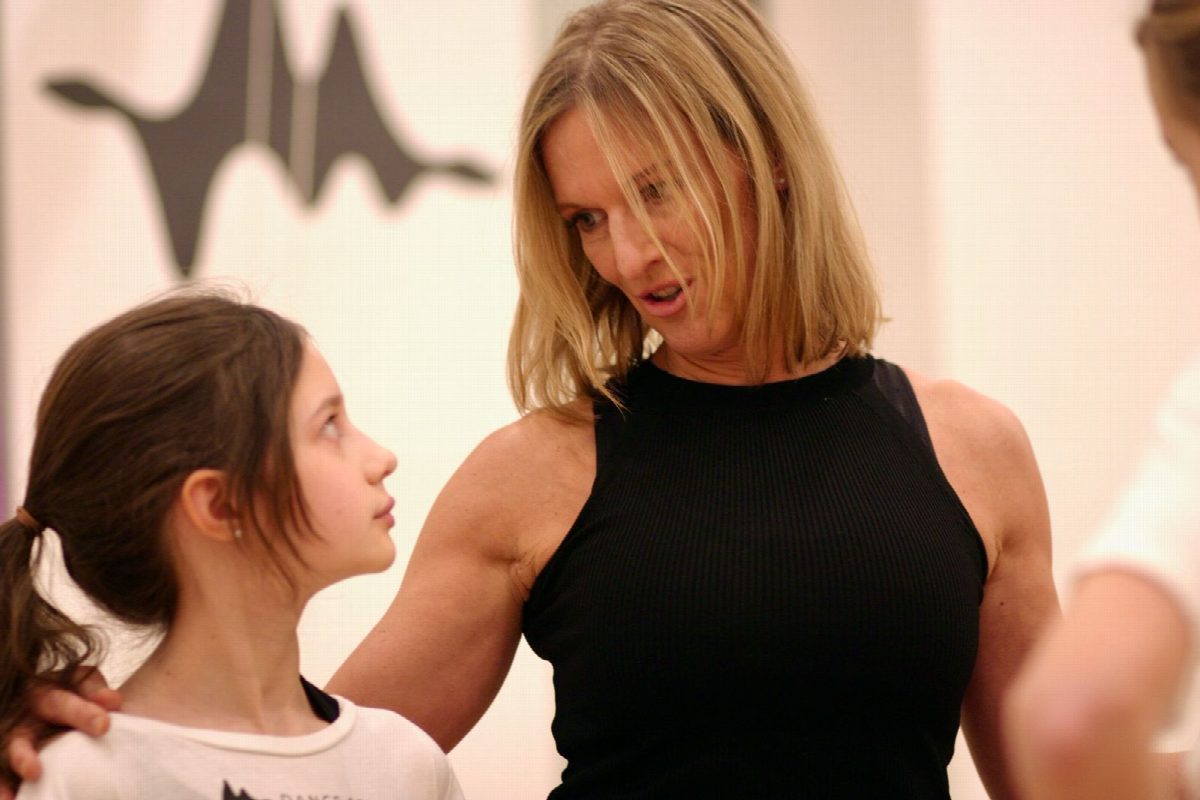 Monica Czech erklärt einem Mädchen im Training etwas