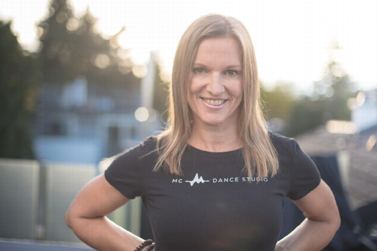 Monica Czech im Studio-Shirt auf der Dachterrasse im Abendlicht