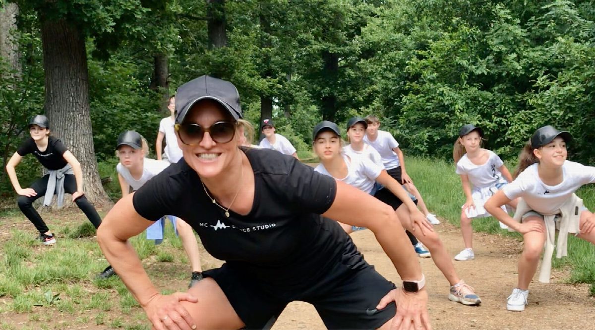 Monica Czech turnt mit einer Kindergruppe auf einem Waldweg