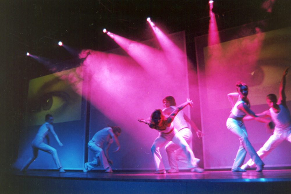 Tanzformation auf der Bühne
